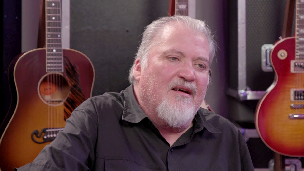 Дэвид Идальго из группы Los Lobos посетил Gibson Artist Lounge.