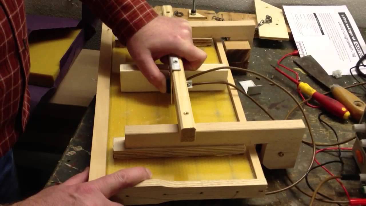 Einl&ouml;thilfe f&uuml;r Mittelw&auml;nde in der Imkerei - Installing wax foundation to the frame in Beekeeping
