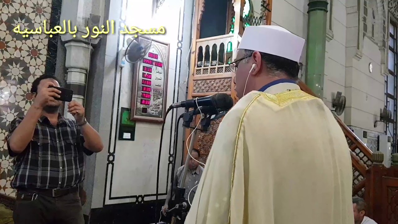 وقف امامه يصور الاذان بمسجد النور . فكان الابداع