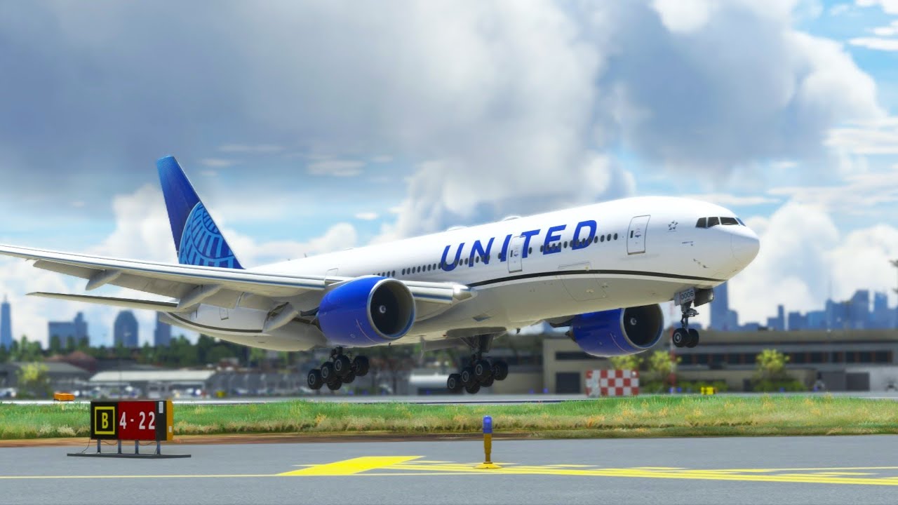 Dangerous Airplane Flight!!! Boeing 777 United Airlines at LaGuardia Airport