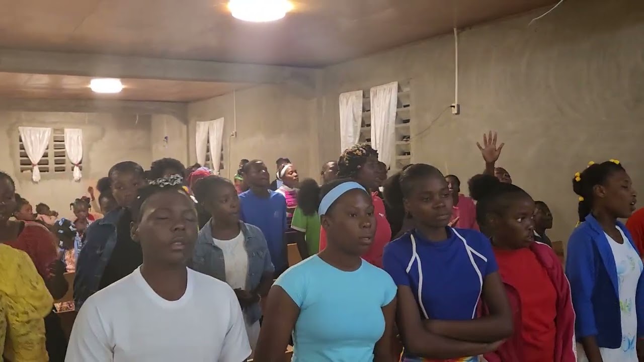 Tout sa mwen ye soti anwo, Tout sa map viv soti anwo hallelujah 