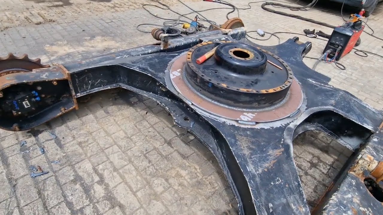Svařování zničeného podvozku bagru CAT 308. Welding the destroyed chassis of the CAT 308 excavator.