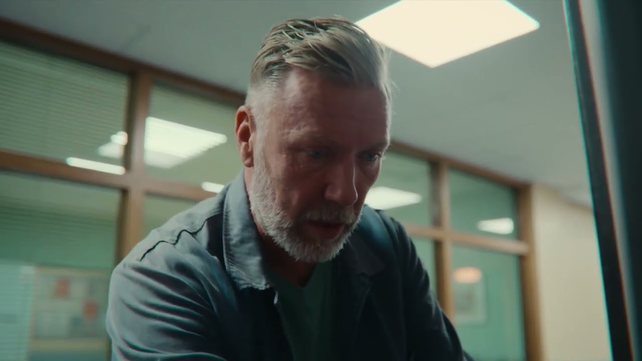 Persbrandt svär som en borstbindare (från tv-serien 
