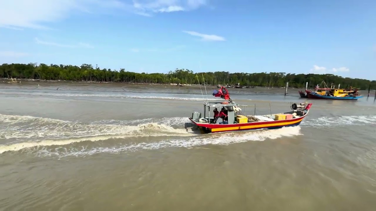 	•	“Fishing Life Malaysia Boats 🇲🇾 | Fast Boat on the River 🌊”#FishingLife #MalaysiaFishing #Boats