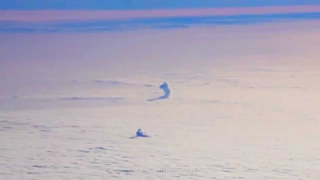 Ghost clouds in 11000 meter height in the Boeing 777. Geisterwolken in 11 km H&ouml;he