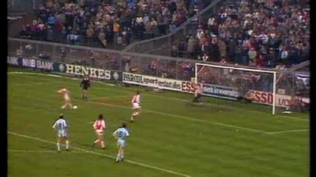 Johan Cruijff scoort strafschop na één-tweetje (1982).