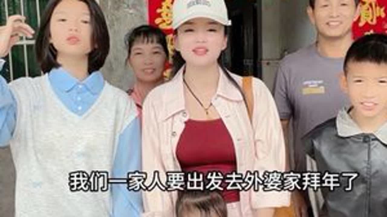 记得小时候每年初二跟爸妈来外婆家拜年，骑着摩托车外婆家这边的路都是泥巴路，过年的时候下雨路很滑，我爸载着我们 一家都会滑倒，搞到新衣服都脏了，现在随着时代的发展，条件好了，生活水平提高了，路也修...