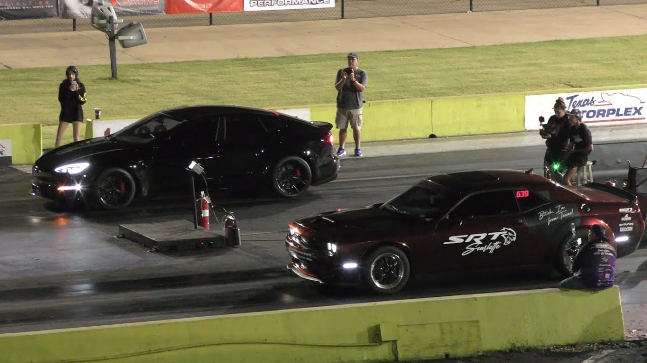 Challenger Hellcat vs Tesla Plaid 1/4 Mile Drag Race