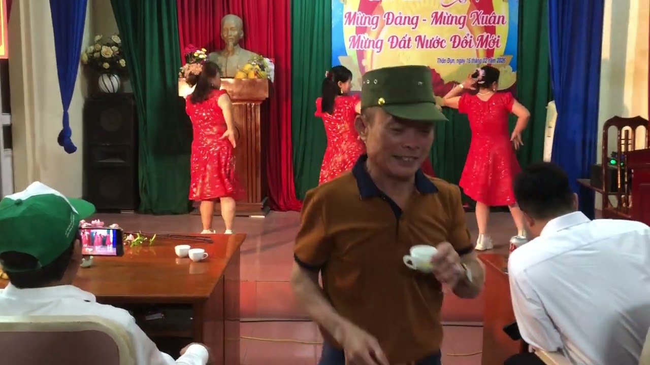 Khu dân cư đụn biểu diễn để đón giao thừa , mừng Xuân mới 