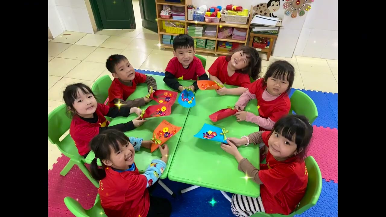 Bé làm hoa tặng bà tặng cô lớp a4