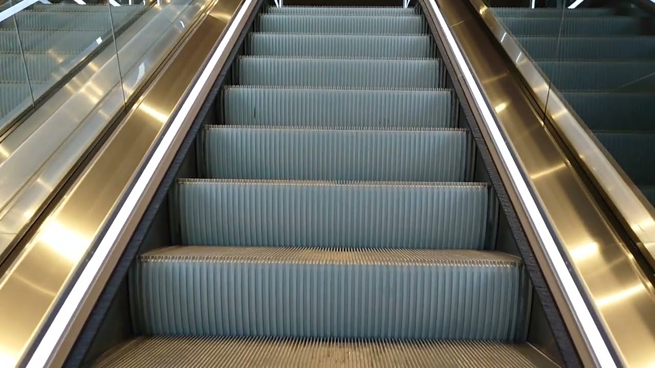 Sweden, Stockholm, Regeringsgatan 25, 2X escalator