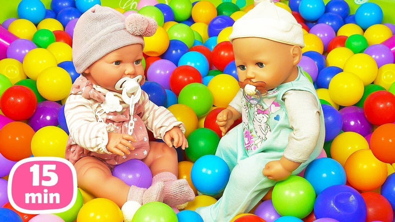 ¡La muñeca bebé Annabelle y su una nueva amiga! Videos de juguetes bebés