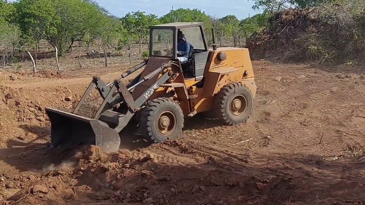 Pá carregadeira W20E fazendo represa do zero em onze horas 