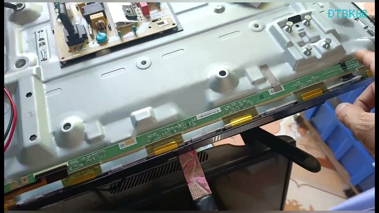 TV Samsung 50TU 8000K lỗi chớp không lên hình