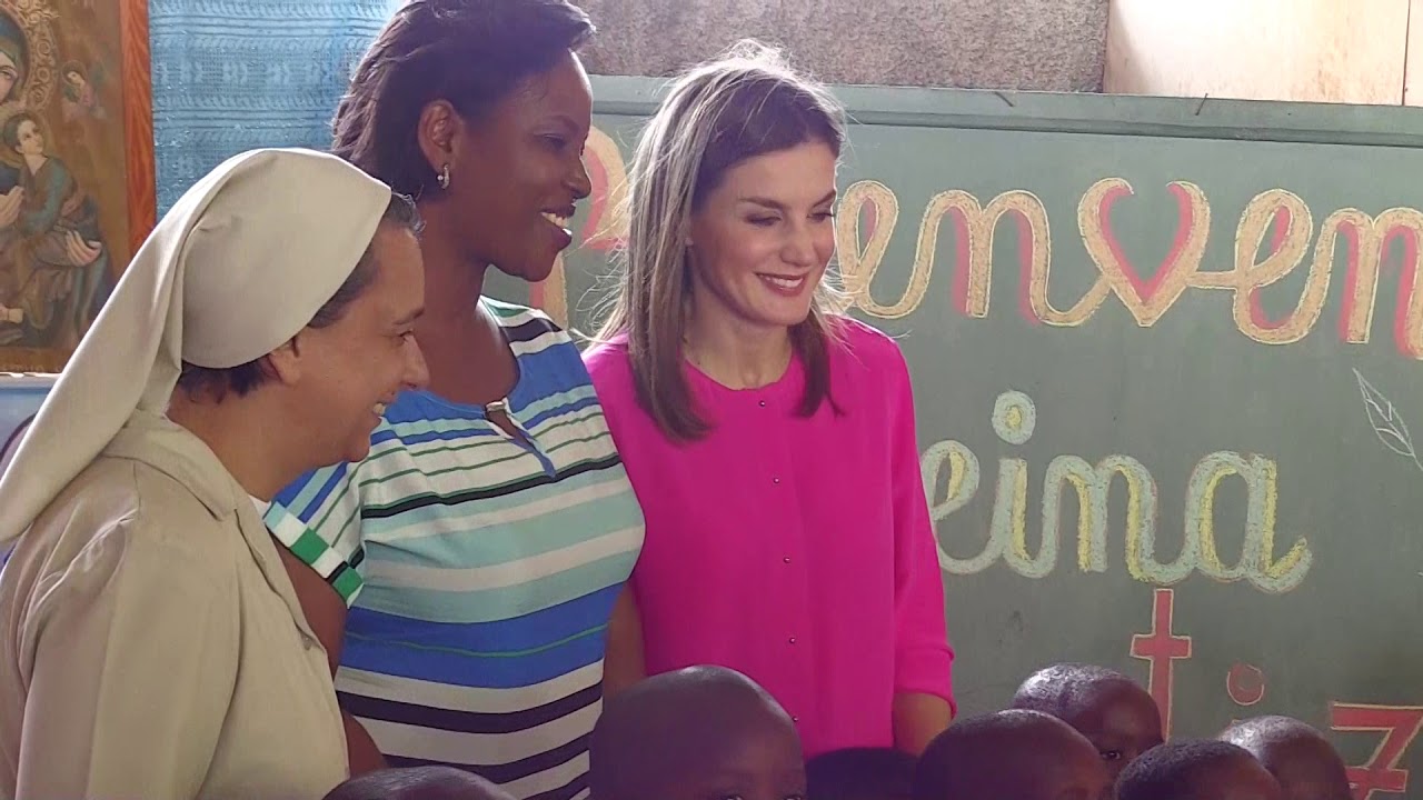 S.M. la Reina visita un colegio de las hermanas de San Vicente de Paul