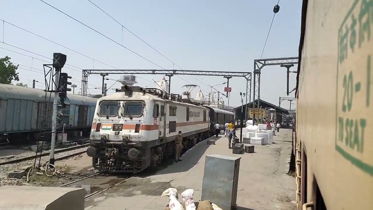 13009 Doon Express Arriving Varanasi #doonexpress #howrah #varanasi #Ldhwdm3a