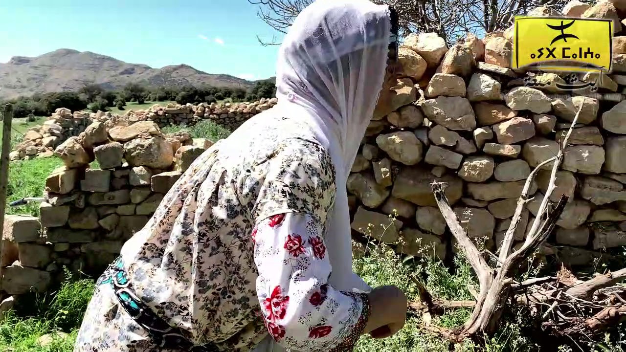 الحلقة الاولى من برنامج ثاضسوين (فكاهة)  : ثينزريث اوتتوقا ثامغارث تسليث / العجوز و عروستها