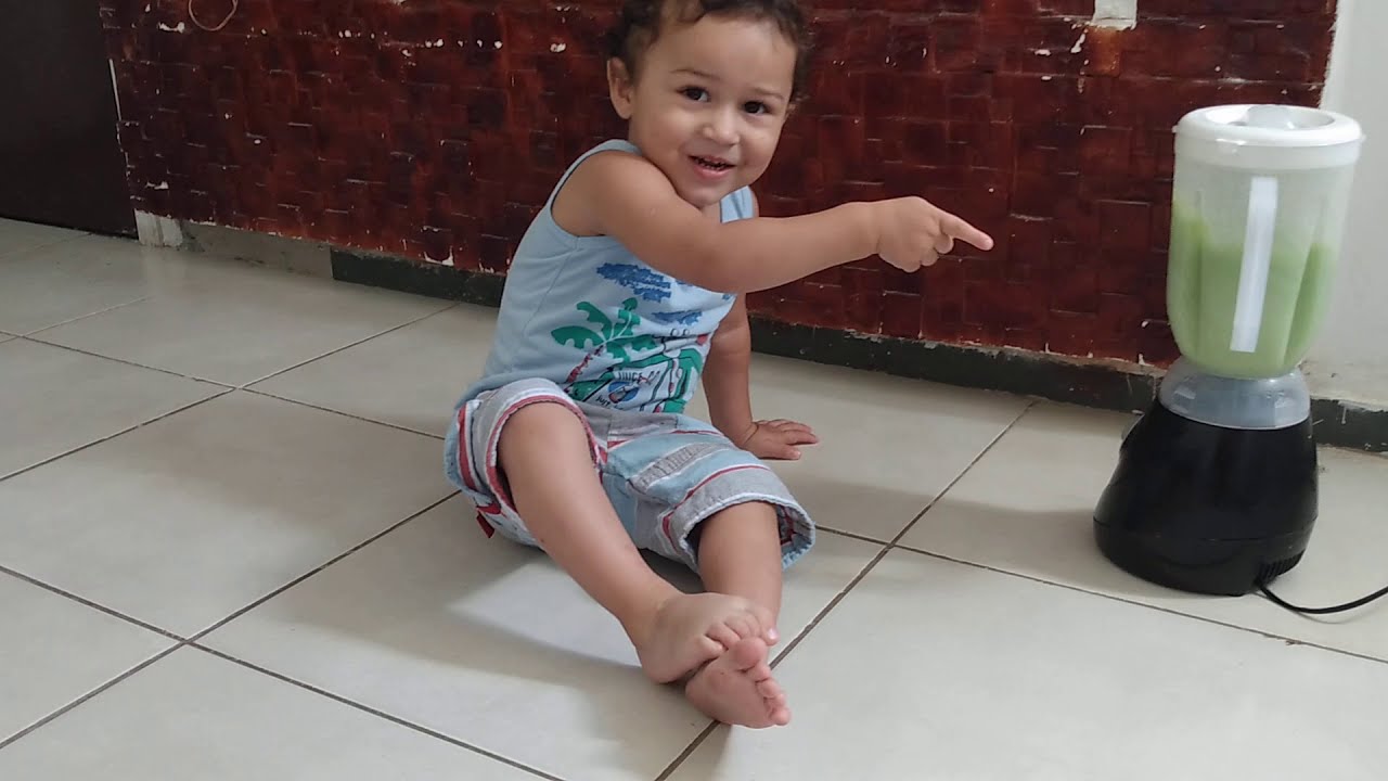 Criança que ama o barulho do liquidificador.