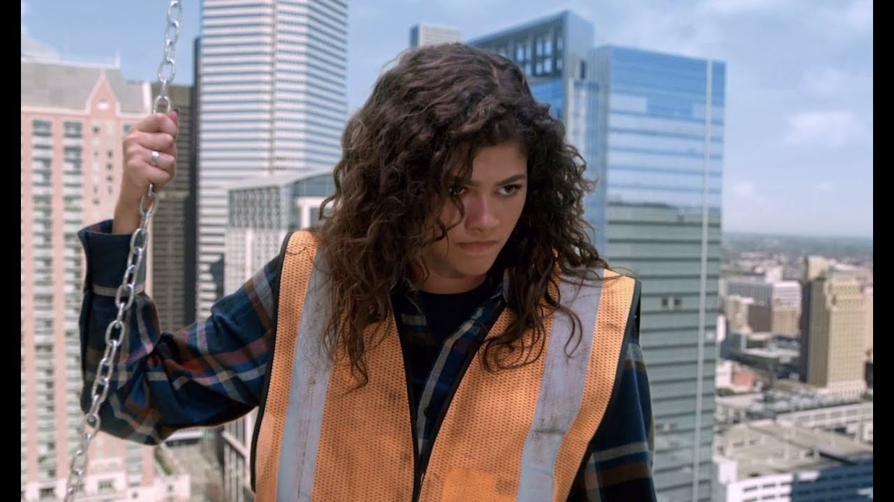 קיי.סי. אנדרקאבר | פועלת בניין | K.C. Undercover