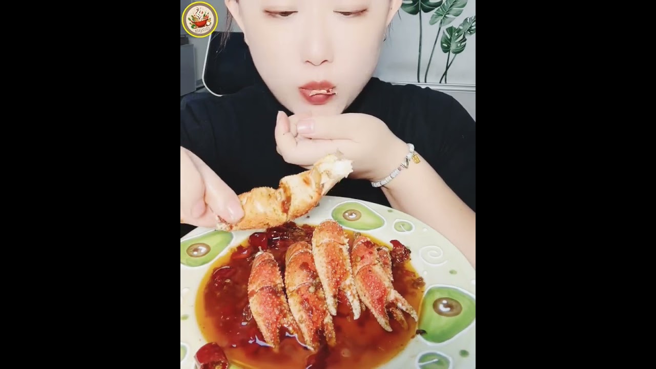 Beautiful Woman Enjoys Spicy Crayfish & Crab Legs 🦞🦀 Two-for-One Feast + Big Oysters! 🔥🔥🔥