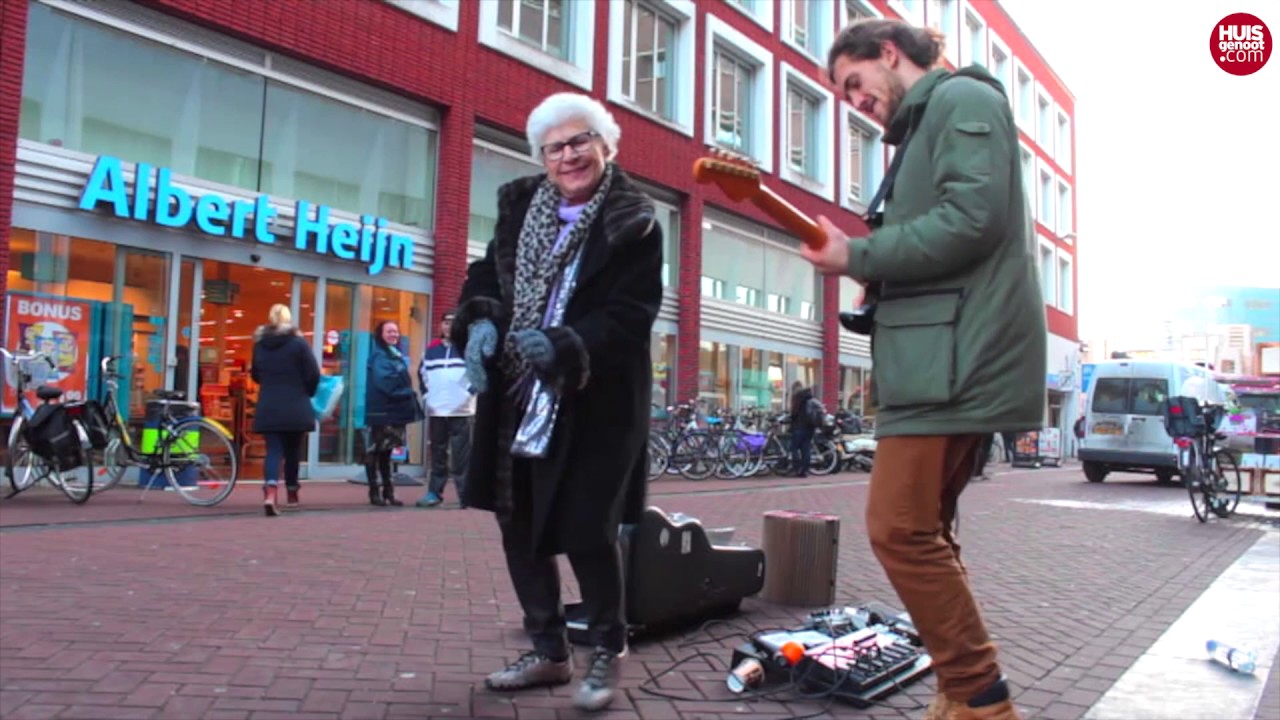 Straatmusikant laat vrou se voete jeuk