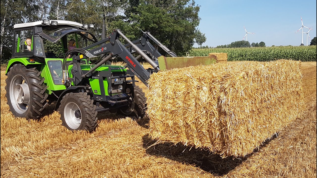 Strohballen Stapeln mit Deutz D 6007
