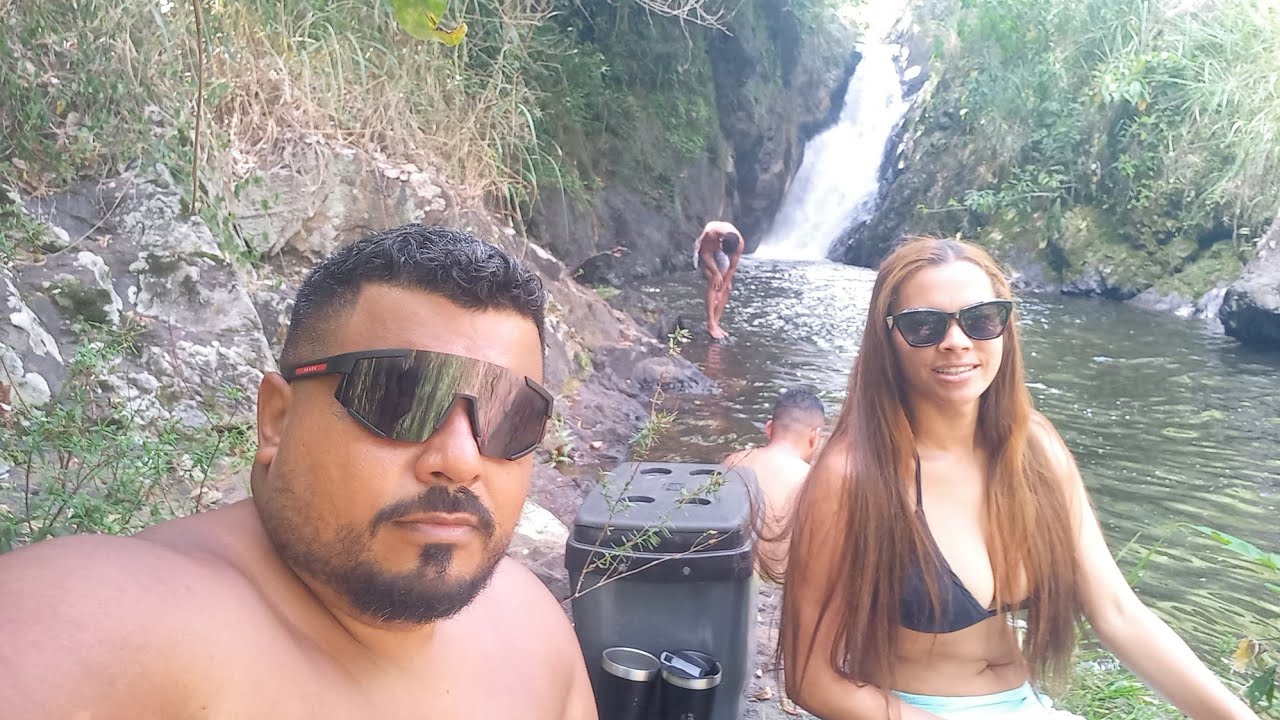 Olha essa cachoeira em Anuri um bom lugar pra ße refrescar nesse calor 