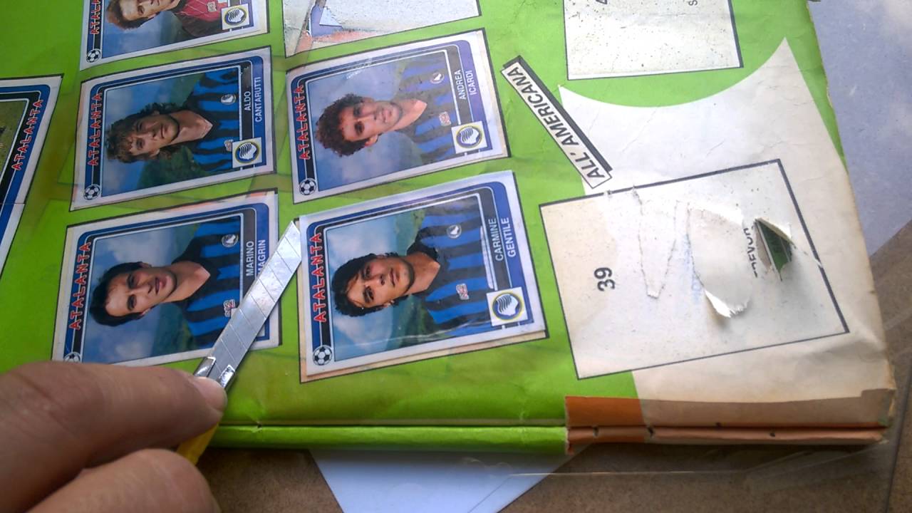 Rimuovere  staccare figurine da un Album Calciatori o qualsiasi altro