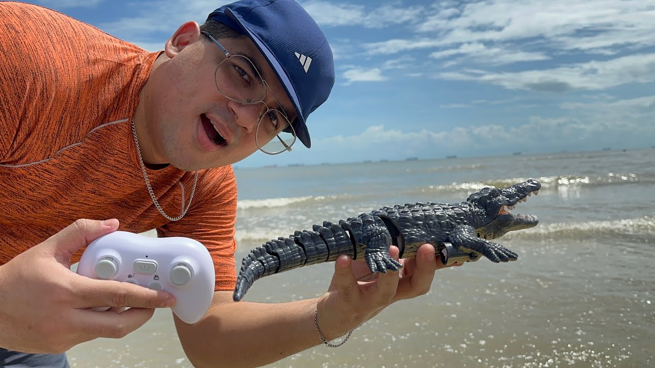 COLOQUEI O CROCODILO DE CONTROLE REMOTO NA PRAIA!!!