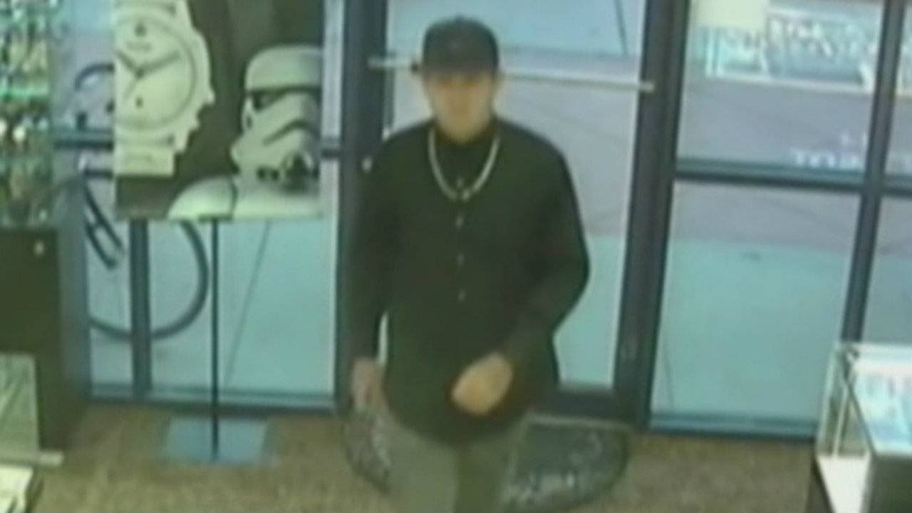 Jewelry heist: $5,500 chain stolen