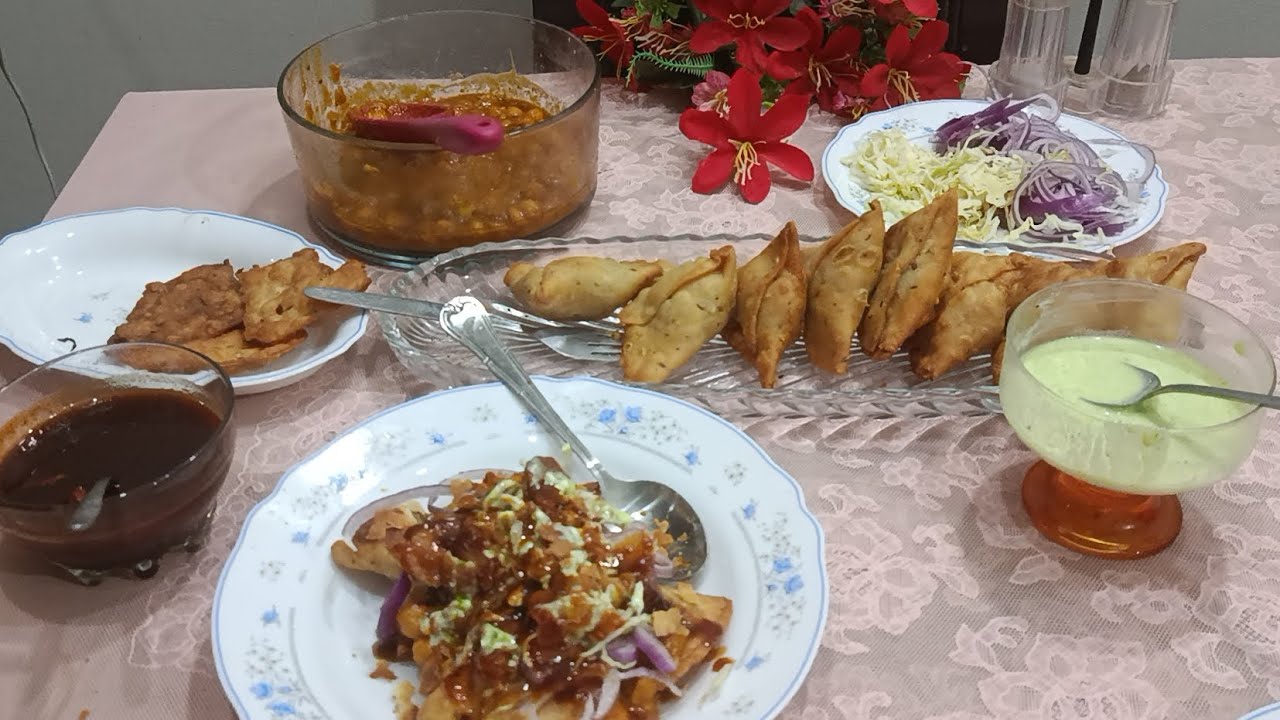 Street Style Samosa Chana Chaat 