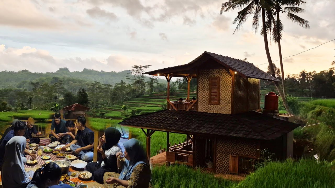 Hidup Didesa, Pertamakali Buka Puasa Bersama Di Saung Tengah Sawah