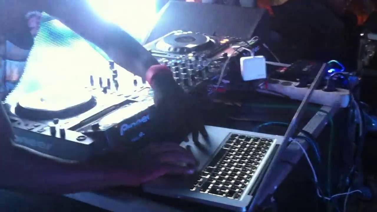 DJ LUTONDA,, no kilamba festa do tazz costa