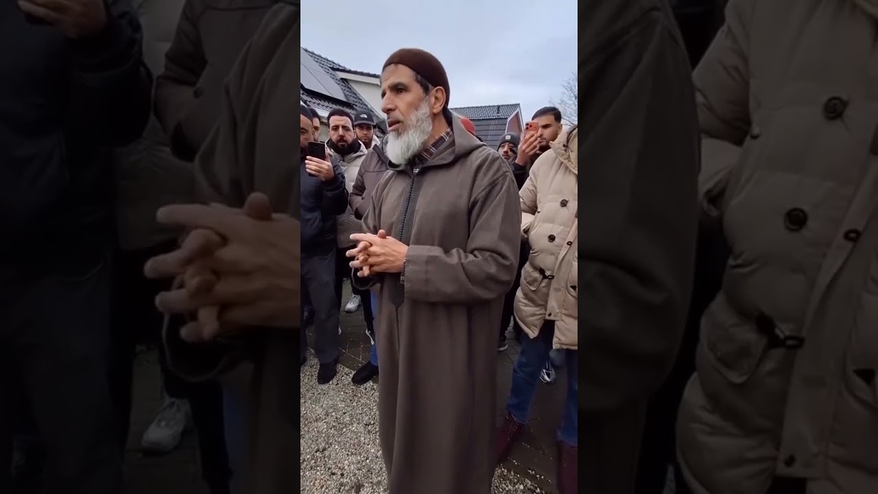 كلمة مؤثرة للشيخ رشيد نافع قبل دفن أمه رحمة الله عليها