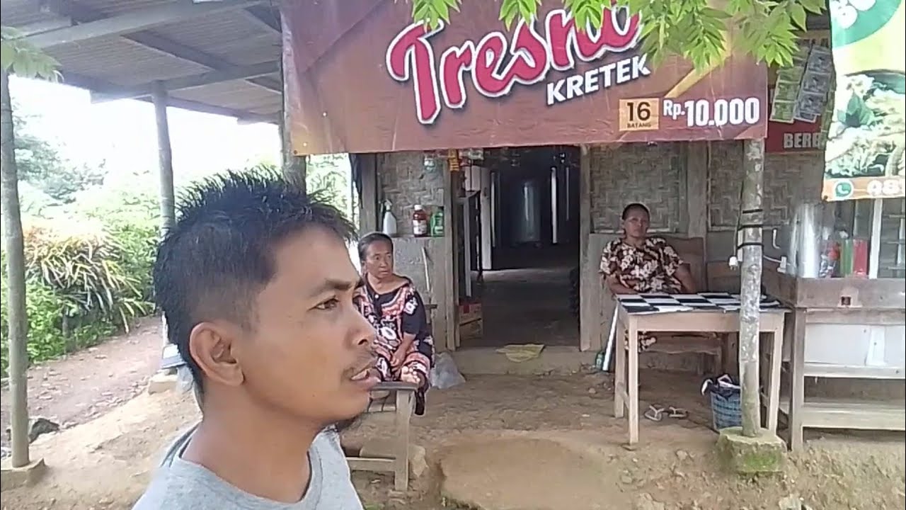 HABIS MANDI SANTAI SAMBIL NUNGGU  PELANGGAN BELANJA 