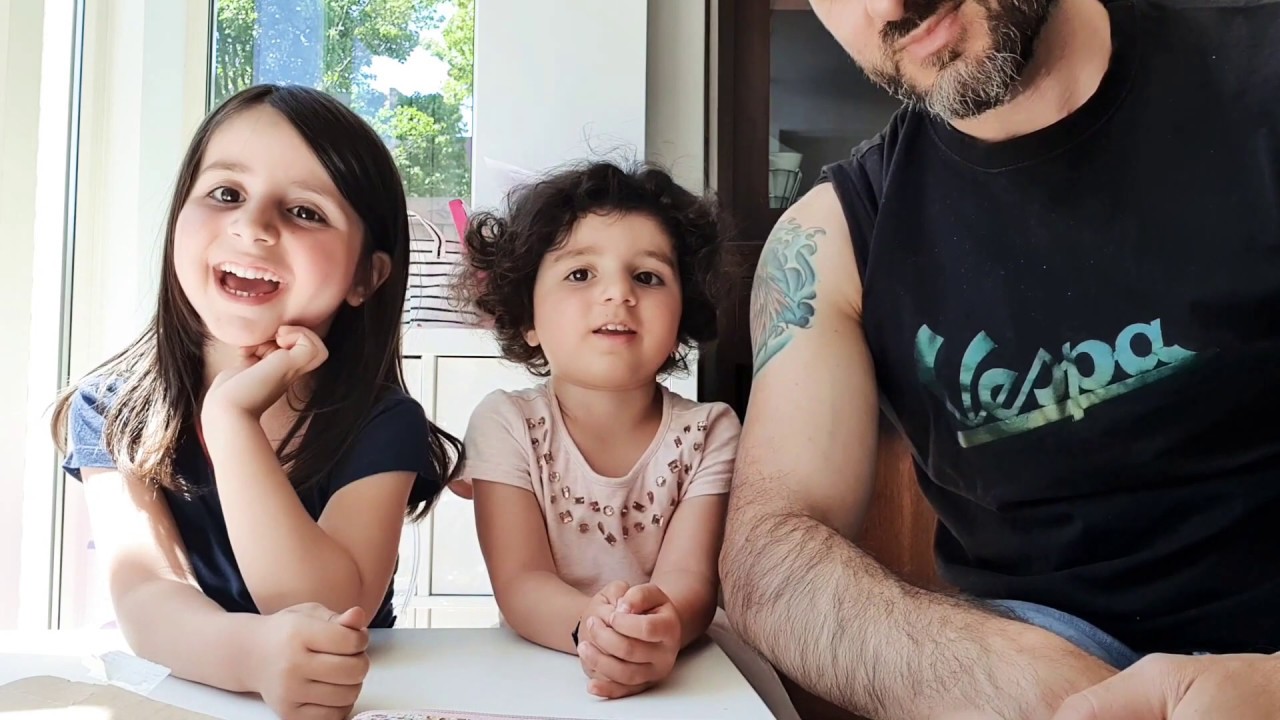 Sveva alle prese con i tatuaggi