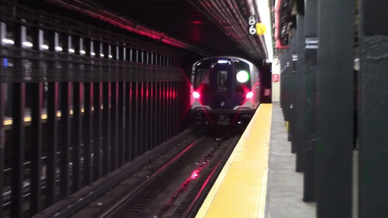 IND Crosstown Line: G Trains at Greenpoint Ave [R211A, R211T] - NYC Subway