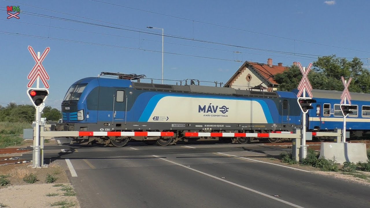 Vas&uacute;ti &aacute;tj&aacute;r&oacute; Szabatk&iacute;gy&oacute;s (H) - 31.7.2025 / Železničn&iacute; přejezd / Hungarian railroad crossing