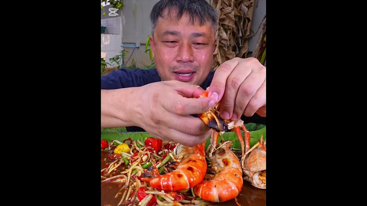 Eating grilled lobster with papaya is very delicious