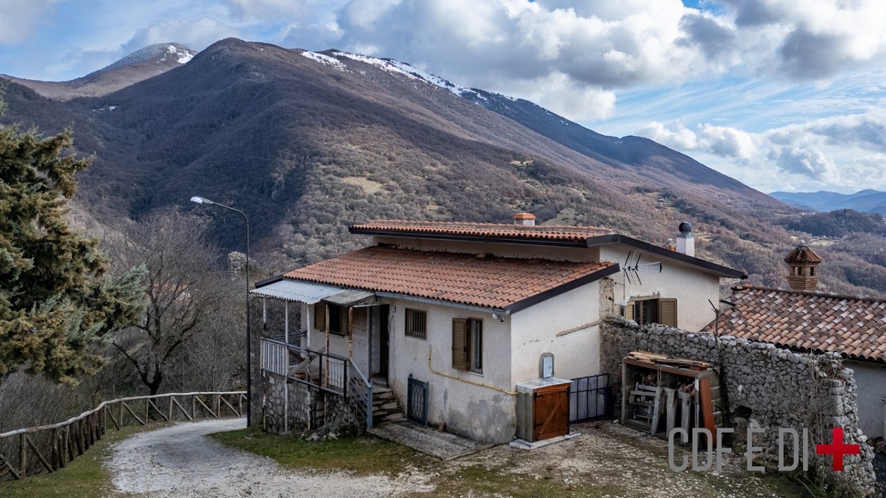 Visita dell'immobile | Fiamignano (RI), Italy | Villino abitabile da subito con due balconi
