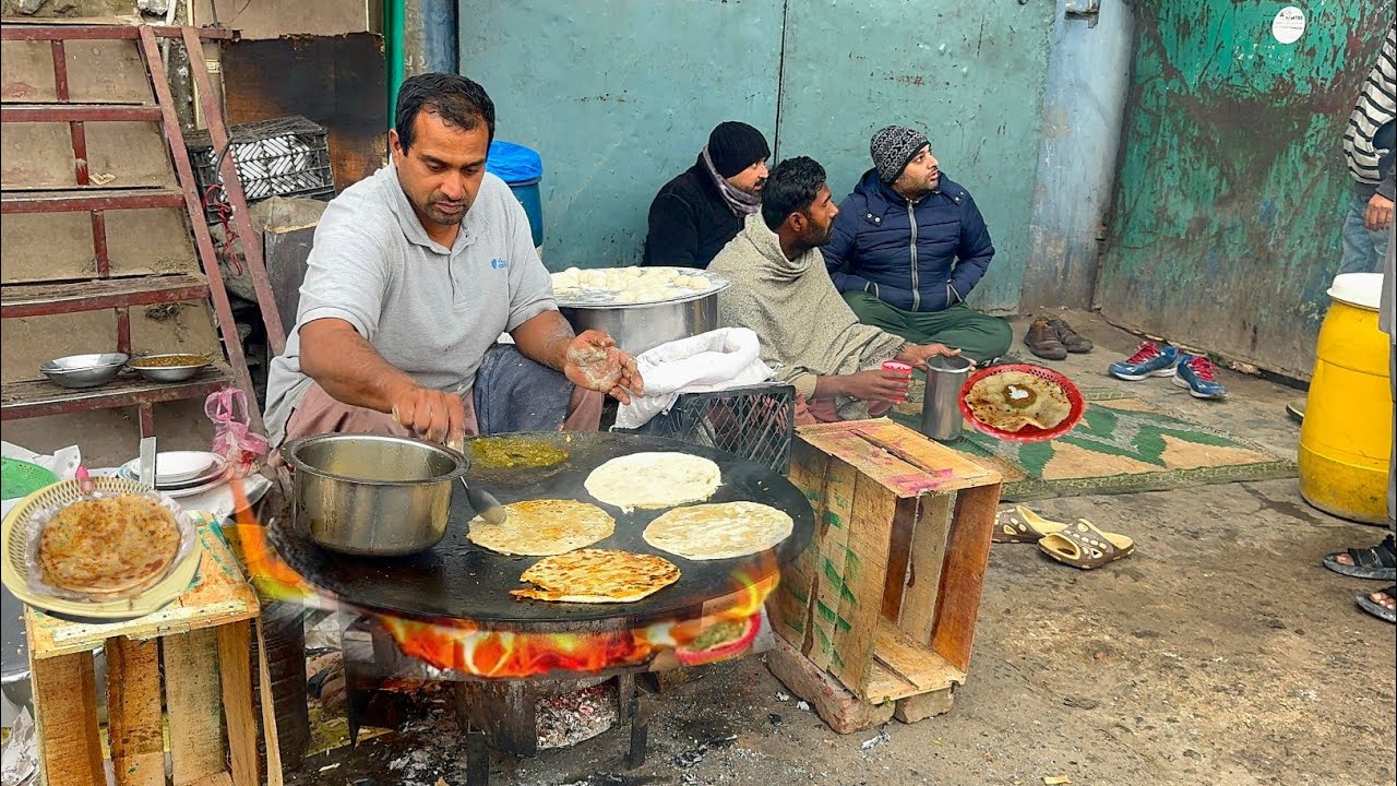 Rs 50/-🤤Village Style Breakfast At Road Side In Pakistan 🇵🇰 || Desi Sarso Ka Saag Aloo Paratha