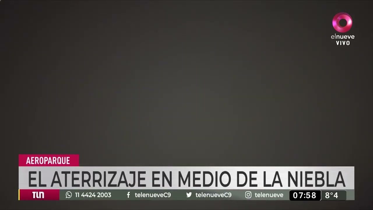 Las impactantes imágenes del momento en el que un avión aterriza en el medio de la niebla