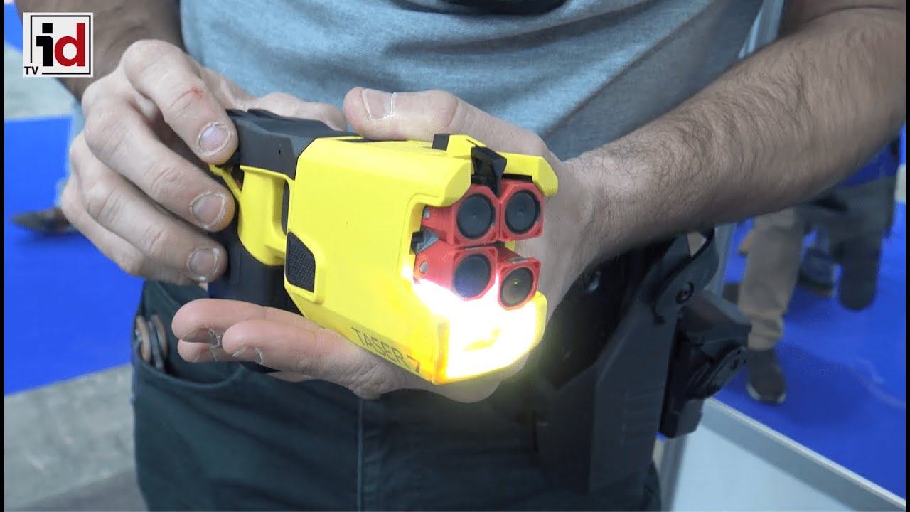 Axon muestra en Sicur las pistolas Taser 7 y cámaras que vendió a la Guardia Civil