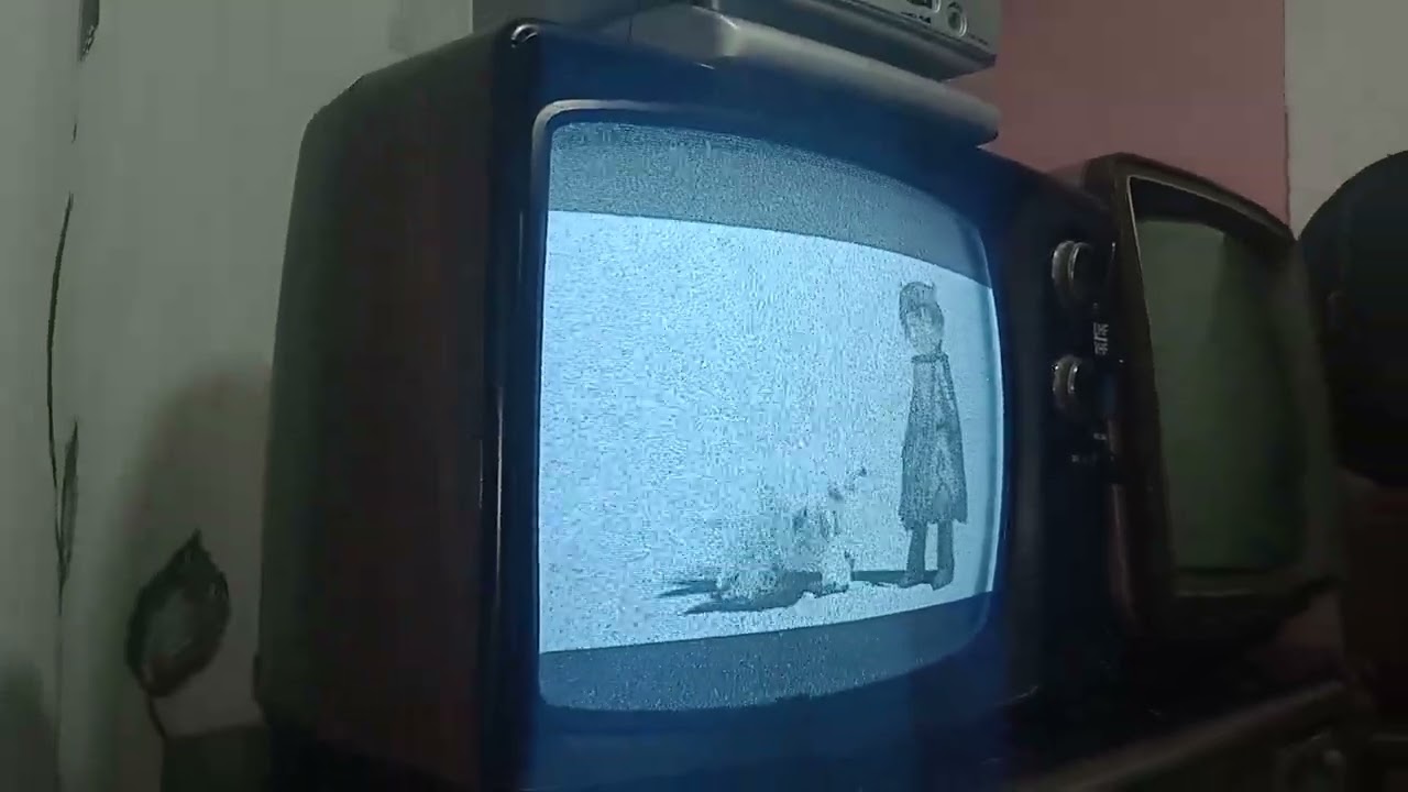 Faputa dancing on a PTV-12 CRT TV from 1987 (Faputa on vintage TV)