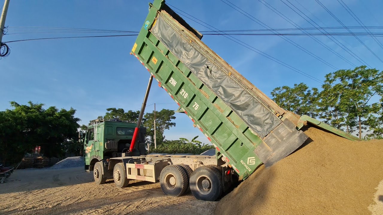 Ô tô ben tải khổng lồ chở cát đổ ben ,máy xúc múc cát lên công nông ,excavator loading truck