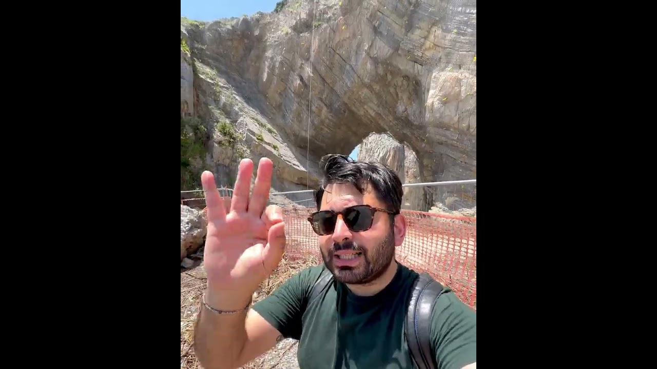 Nel Cilento esiste un ponticello in spiaggia che separa due comuni bellissimi: Camerota e Centola.