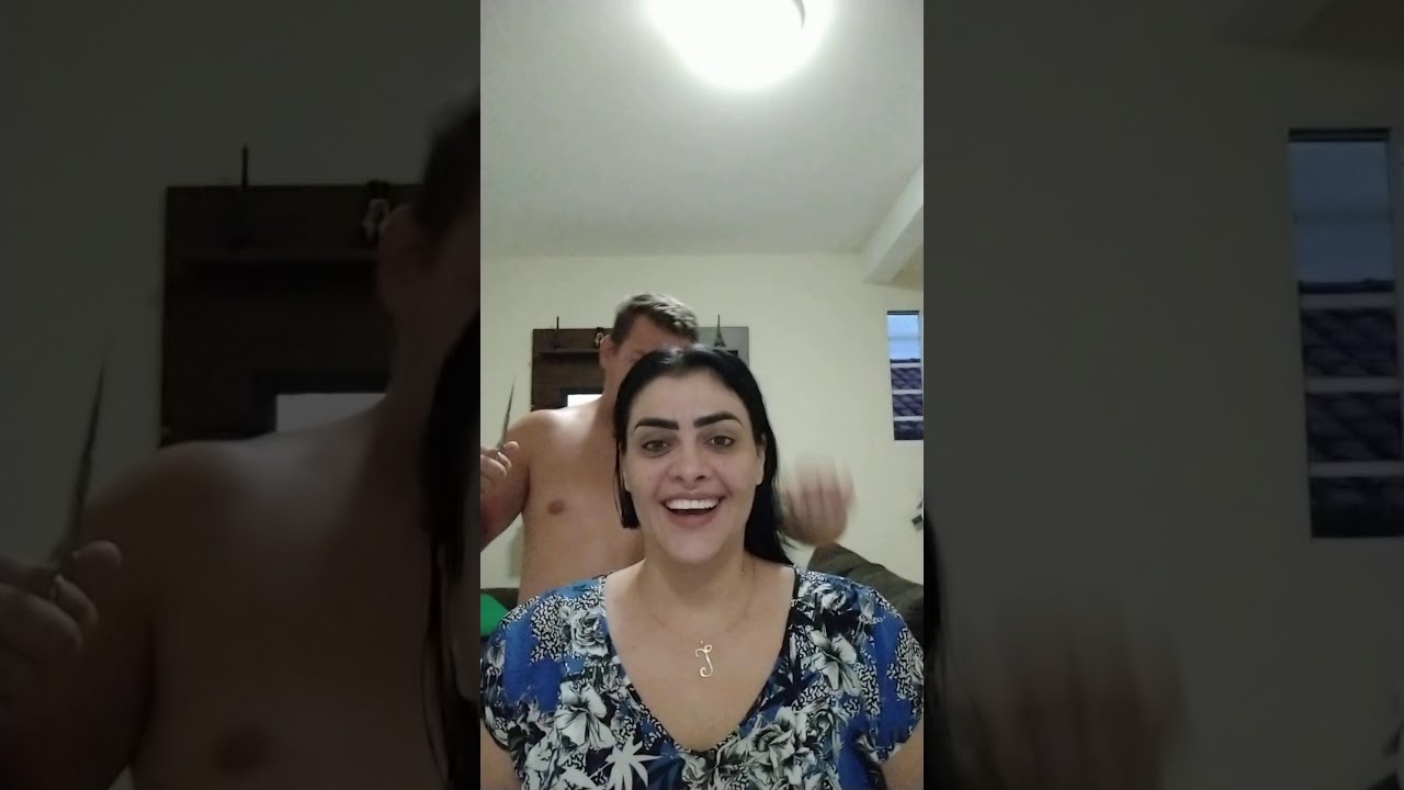 Marido cortando meu cabelo hehe.