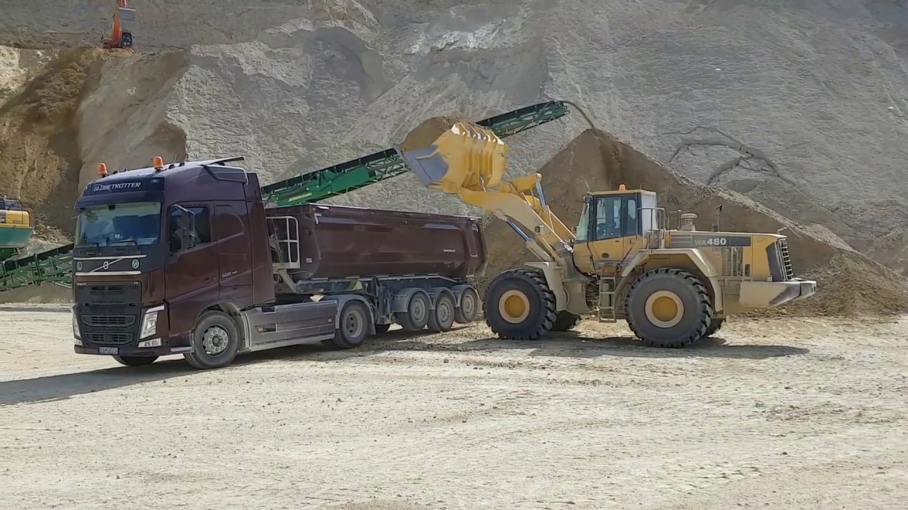 Komatsu WA480 loading Volvo semi truck