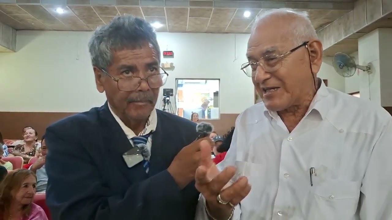 Jerónimo Ibarra entrevistando al público que asistió al aniversario 69 de Radio Cristal