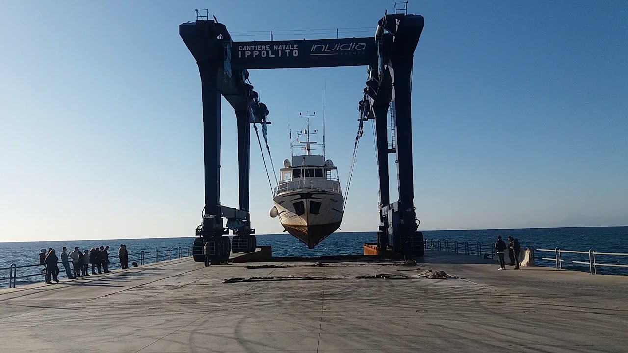 Sollevare barca con gru in cantiere - Working yacht shipyard